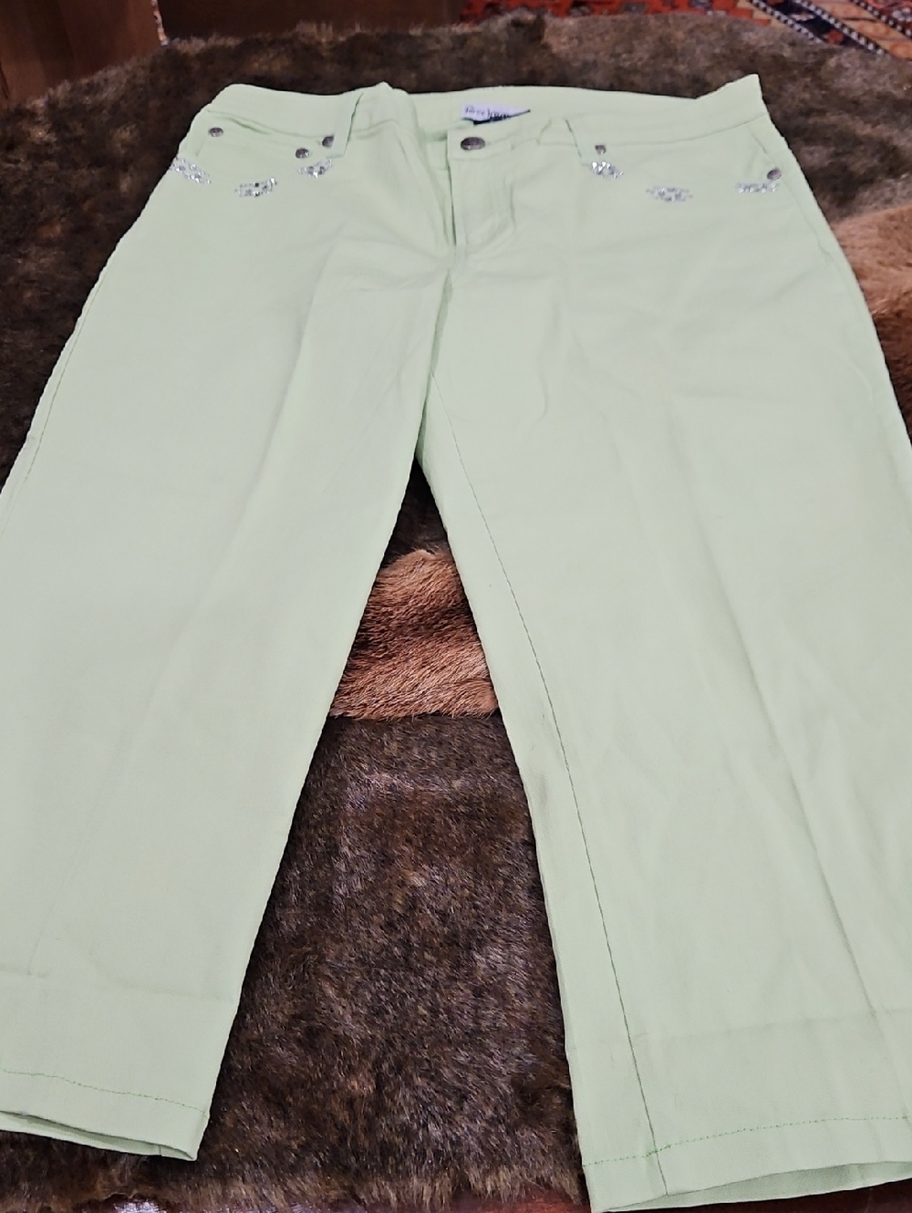 Beckanne Light Lime Green Embellished Capri Pants. Size 6. Inseam 20". Rise 9"